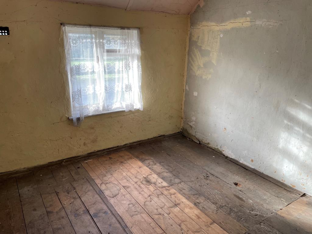 Lot: 112 - COTTAGE WITH GARDENS IN NEED OF UPDATING - Middle bedroom 2